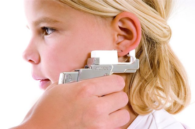 Прокол ушей детям